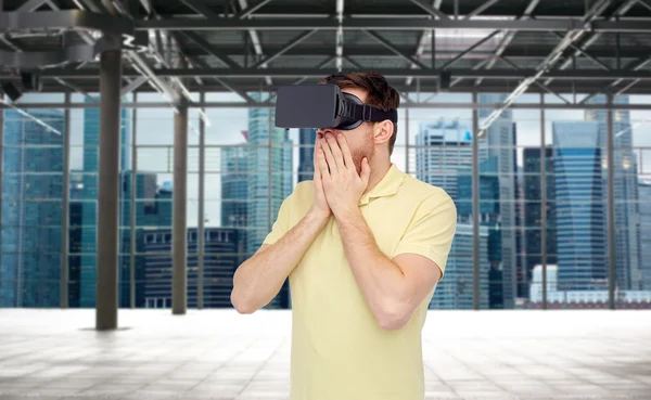Homme heureux en réalité virtuelle casque ou lunettes 3D — Photo