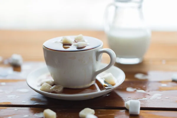 Menutup dari gula dalam cangkir kopi di atas meja kayu — Stok Foto