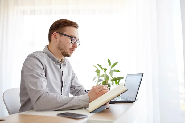 Hombre creativo o hombre de negocios escribiendo a un cuaderno —  Fotos de Stock