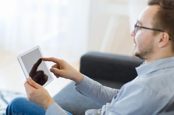 Mann mit Tablet-PC zu Hause — Stockfoto