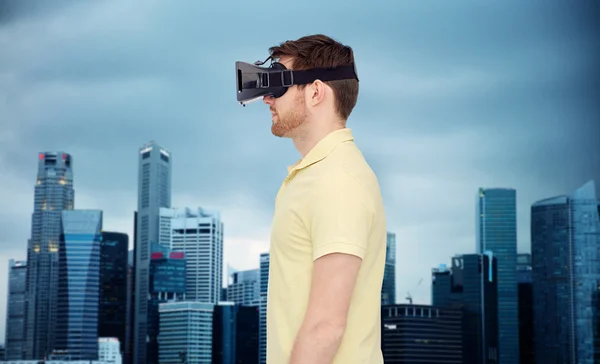 Man in virtuele werkelijkheid hoofdtelefoon of 3D-bril — Stockfoto