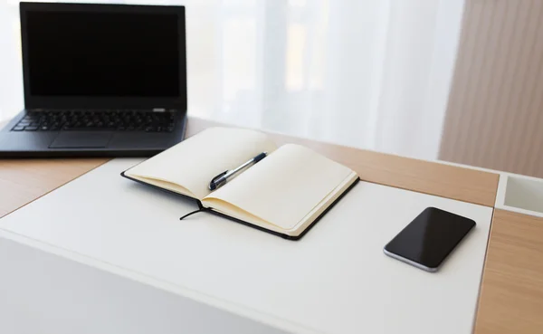 Notebook, laptop e smartphone sul tavolo dell'ufficio — Foto Stock