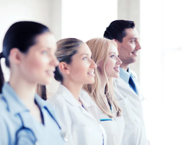 Equipe jovem ou grupo de médicos — Fotografia de Stock