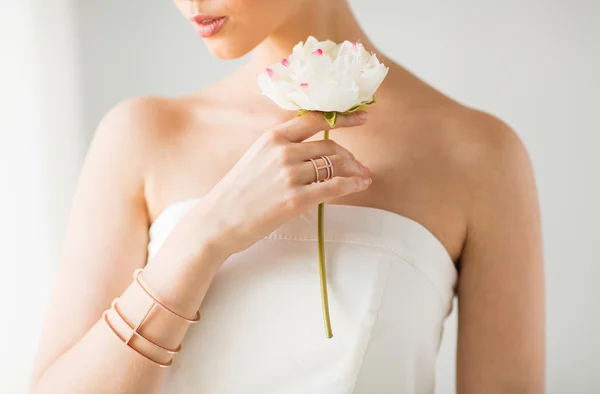 Close-up van de mooie vrouw met ring en armband — Stockfoto