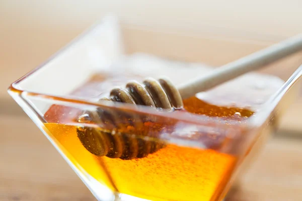Крупним планом мед в скляній мисці і занурювач — стокове фото