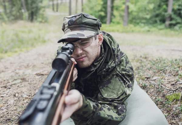 Крупним планом солдата або мисливця з пістолетом у лісі — стокове фото