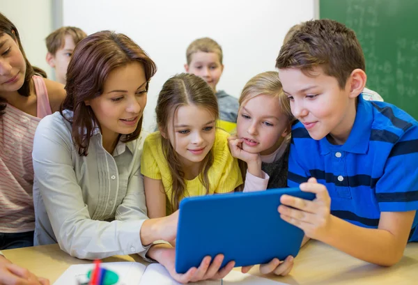 Grupo de niños con profesor y tablet PC en la escuela —  Fotos de Stock