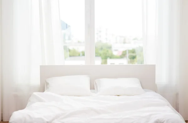 Säng hemma sovrum — Stockfoto