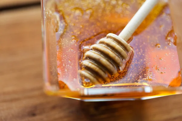 Zblízka medu ve skleněné míse a naběračky — Stock fotografie