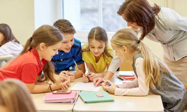 Grupo de escolares prueba de escritura en el aula — Foto de Stock