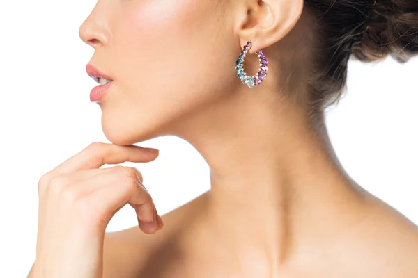 Close-up van de mooie vrouw gezicht met earring — Stockfoto