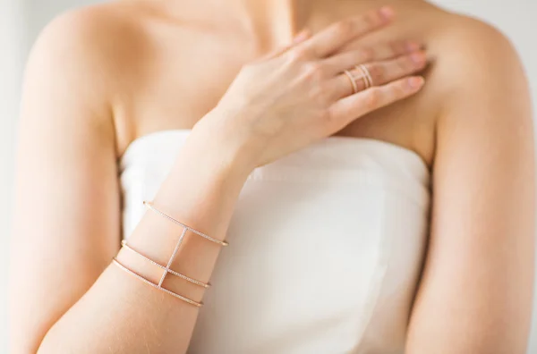 Close up de mulher bonita com anel e pulseira — Fotografia de Stock