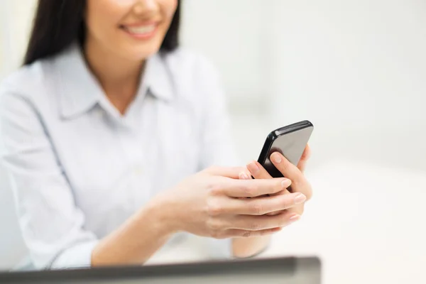 Primer plano de la mujer mensajes de texto en el teléfono inteligente — Foto de Stock