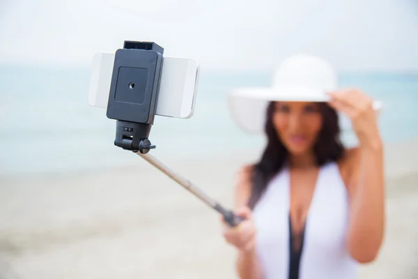 Gülümseyen Genç Kadın Akıllı Telefonla Selfie Çekiyor — Stok fotoğraf