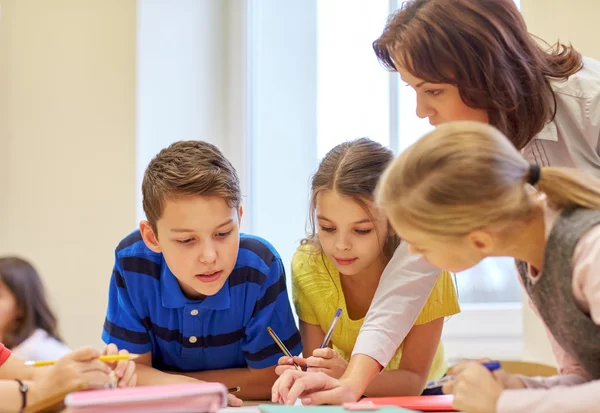 Groep van school-kids schrijven test in klas — Stockfoto