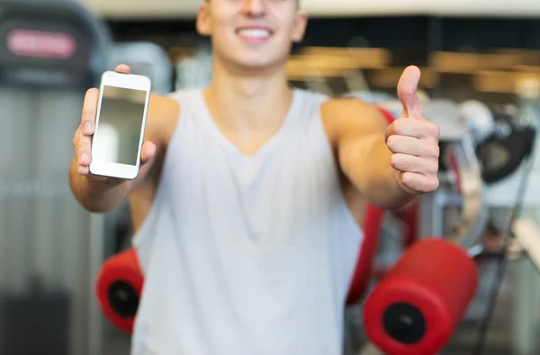 Close up de homem com smartphone no ginásio — Fotografia de Stock