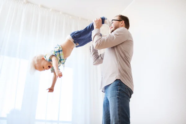 Far med son spela och ha roligt hemma — Stockfoto