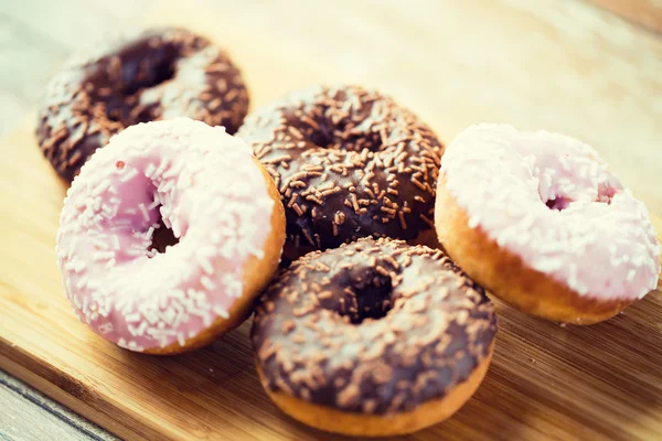 Nahaufnahme von glasierten Donuts auf dem Tisch — Stockfoto