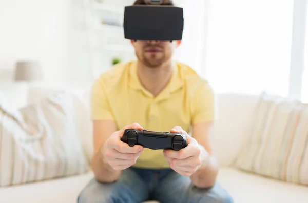 Człowieka w wirtualnej rzeczywistości zestaw słuchawkowy grając z bliska — Zdjęcie stockowe