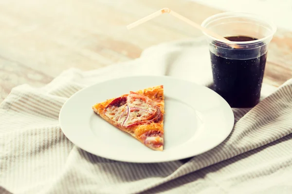 Primer plano de pizza con cola de coca en la mesa — Foto de Stock