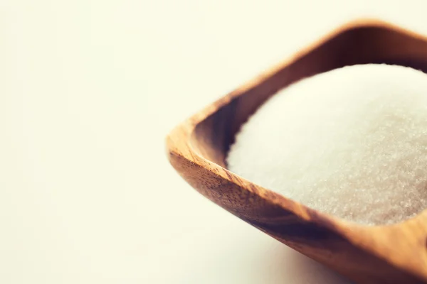 Close up of white sugar heap in wooden bowl — Stock fotografie