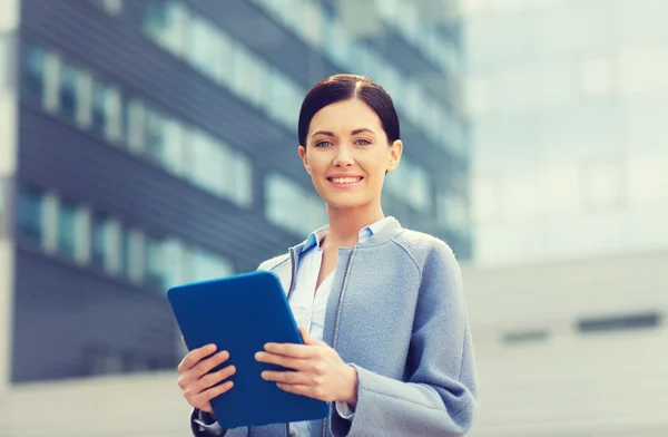 Ritratto di giovane bella donna con elegante taglio di capelli corto e gli occhi fumosi isolati su priorità bassa biancaGlimlachende zakenvrouw met tablet pc in stad — Stockfoto