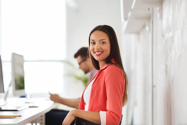 Mujer africana feliz con el ordenador en la oficina — Foto de Stock