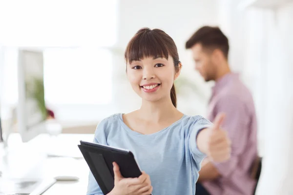 Trabalhador de escritório feminino criativo feliz com tablet pc — Fotografia de Stock