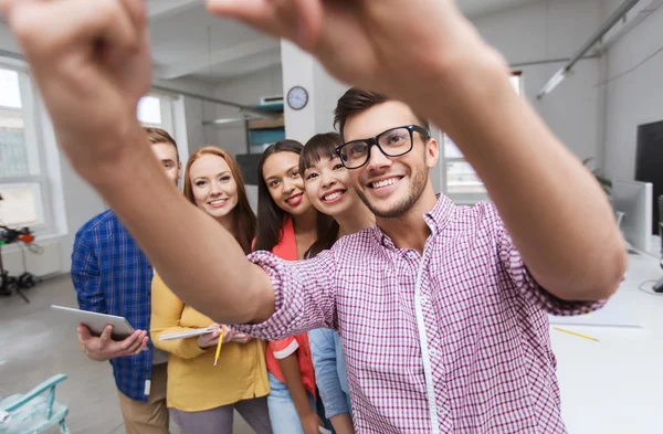 Twórczej działalności zespołu selfie w biurze — Zdjęcie stockowe