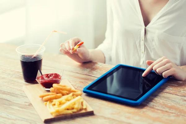 Primer plano de la mujer con la tableta PC y comida rápida — Foto de Stock