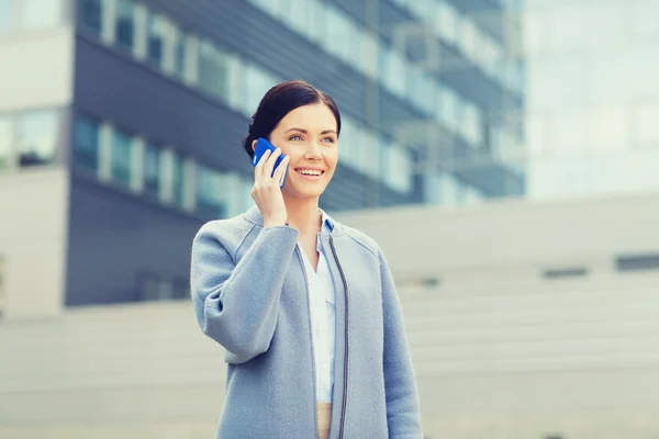 Jovem sorridente empresária chamando no smartphone — Fotografia de Stock