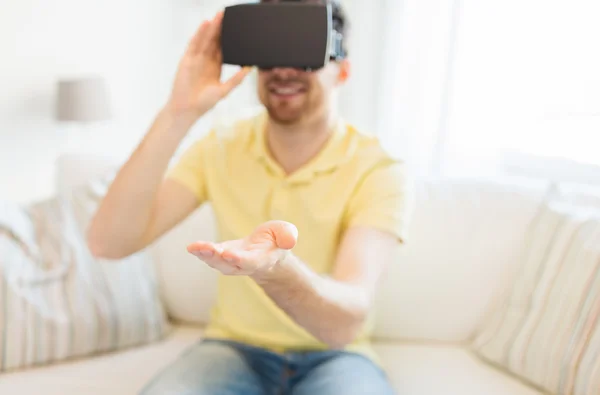 Jovem em realidade virtual headset ou óculos 3d — Fotografia de Stock