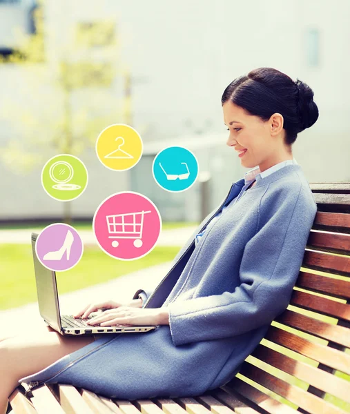 Ler affärskvinna med laptop i city — Stockfoto