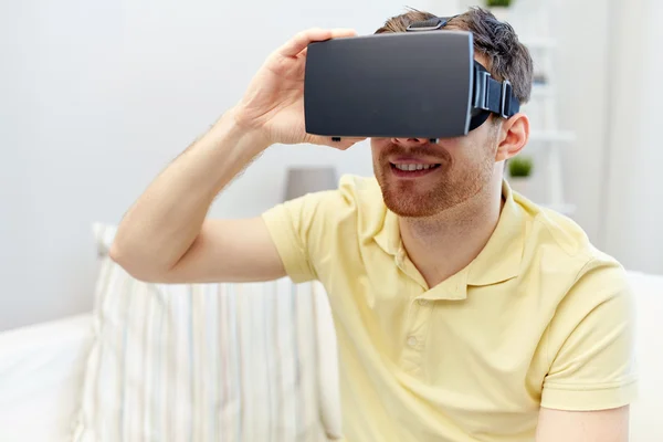 Jeune homme en réalité virtuelle casque ou lunettes 3D — Photo