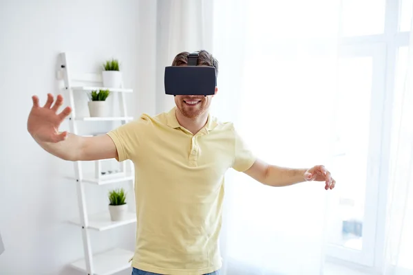 Jovem em realidade virtual headset ou óculos 3d — Fotografia de Stock