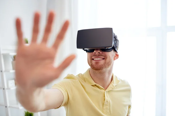 Hombre joven en auriculares de realidad virtual o gafas 3d — Foto de Stock