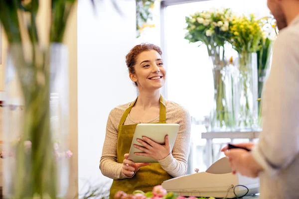 Floristería mujer y hombre haciendo orden en floristería — Foto de Stock