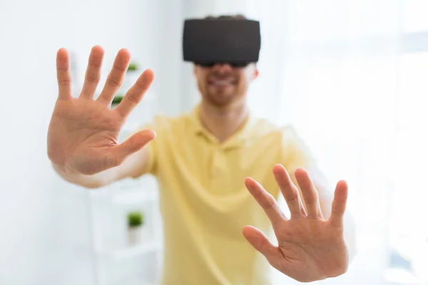 Jeune homme en réalité virtuelle casque ou lunettes 3D — Photo