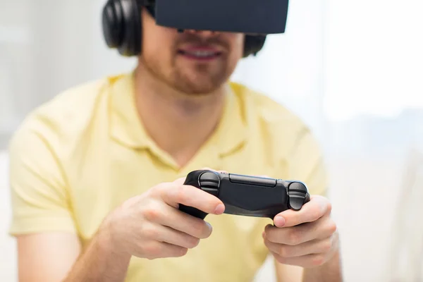 Gros plan de l'homme en réalité virtuelle casque de jeu — Photo