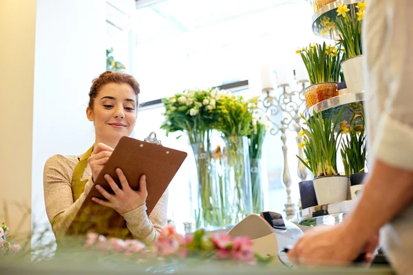 Florista mulher e homem fazendo ordem na loja de flores — Fotografia de Stock