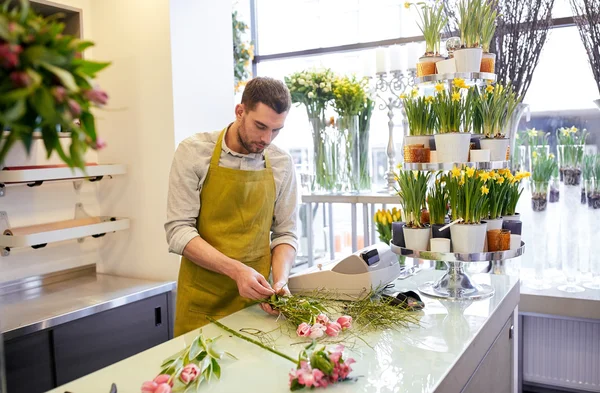 Floristería hombre hacer ramo en floristería — Foto de Stock