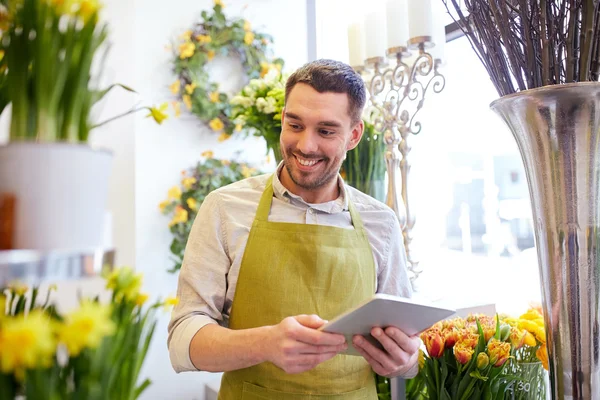 Homem com computador tablet pc na loja de flores — Fotografia de Stock