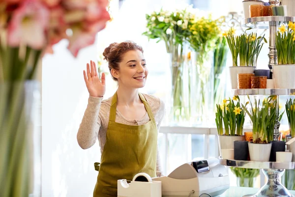 Mujer florista sonriente en caja de caja de la tienda de flores — Foto de Stock