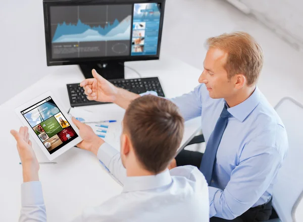 Hombres de negocios tableta PC utilizando aplicaciones en la oficina — Foto de Stock