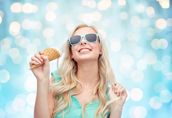 Jovem feliz em óculos de sol comer sorvete — Fotografia de Stock