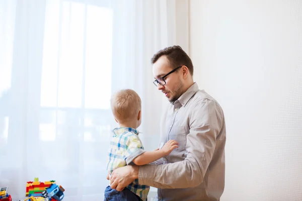 Pai cuidando do filho em casa — Fotografia de Stock