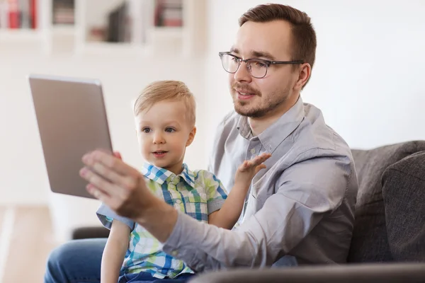 Vader en zoon met tablet pc spelen thuis — Stockfoto