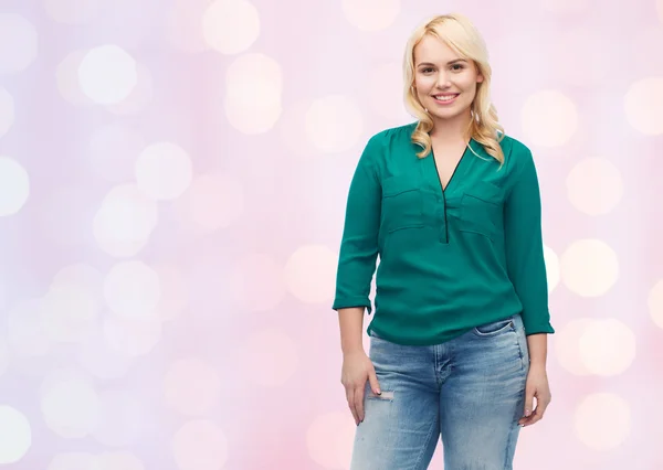 Mujer joven sonriente en camisa y jeans — Foto de Stock