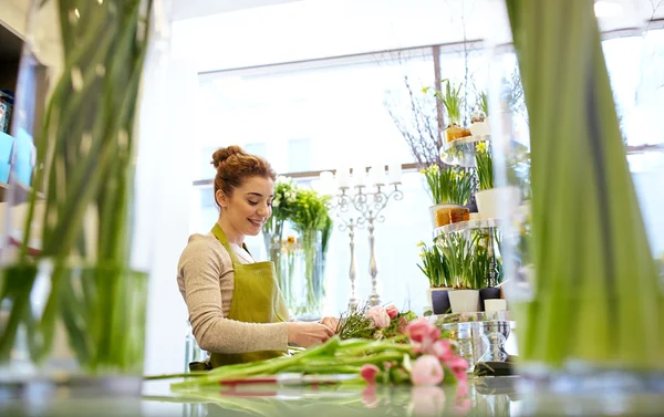 Sorridente florista mulher fazendo bando na loja de flores — Fotografia de Stock