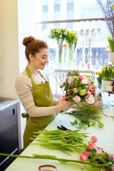 Souriant fleuriste femme faire tas à fleur boutique — Photo